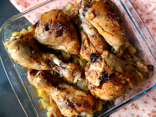 Pollo al horno con patatas, repollo y bacón